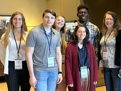 教授,博士. Paula Whitaker (left) with Psychology students Miles Raven and Trinity Spencer (top) and Naomi Portugal, Ethan Speece and Tiara Battermann. (提供照片)  